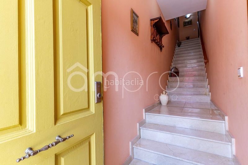 Foto 32e3b0ea-7ff0-485d-900e-7294559a4402. Casa adosada descubre esta amplia y luminosa casa pareada distribuida en cuatro plantas, con un espectacular garaje de 76 m, tres dormitorios, en Cubelles
