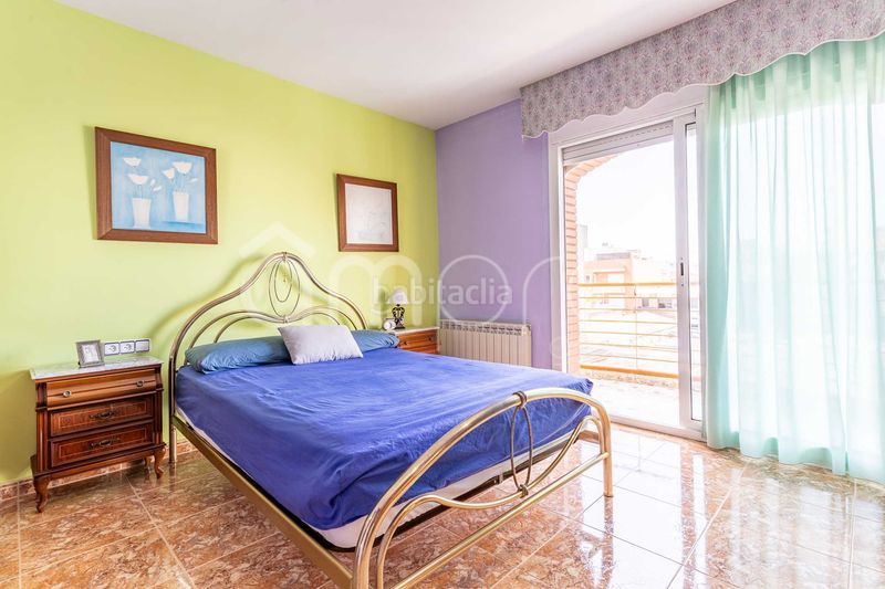 Foto 4242297e-8b72-4084-b9b4-28eeb820e909. Casa adosada descubre esta amplia y luminosa casa pareada distribuida en cuatro plantas, con un espectacular garaje de 76 m, tres dormitorios, en Cubelles
