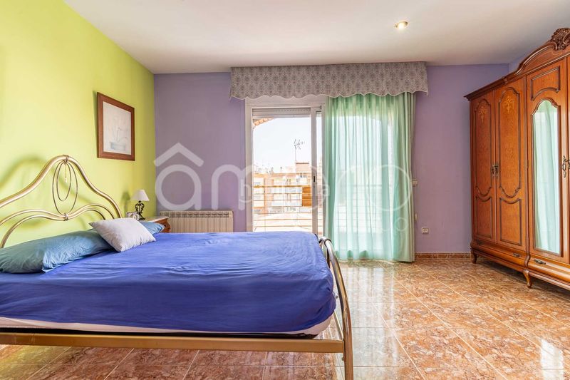 Foto 5debec3e-2dcf-49a0-8c25-766e836052d0. Casa adosada descubre esta amplia y luminosa casa pareada distribuida en cuatro plantas, con un espectacular garaje de 76 m, tres dormitorios, en Cubelles
