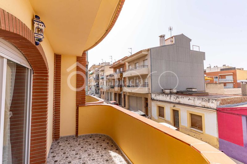 Foto 636dd4e6-2b38-4b5d-9e76-9f59e50a2da9. Casa adosada descubre esta amplia y luminosa casa pareada distribuida en cuatro plantas, con un espectacular garaje de 76 m, tres dormitorios, en Cubelles