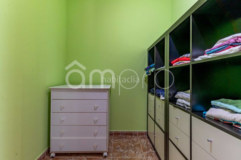 Foto 706b1a07-bec4-4509-beb9-2242f2e12853. Casa adosada descubre esta amplia y luminosa casa pareada distribuida en cuatro plantas, con un espectacular garaje de 76 m, tres dormitorios, en Cubelles
