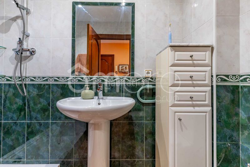 Foto 7146632c-6370-49a6-9293-90fe45d02f8b. Casa adosada descubre esta amplia y luminosa casa pareada distribuida en cuatro plantas, con un espectacular garaje de 76 m, tres dormitorios, en Cubelles