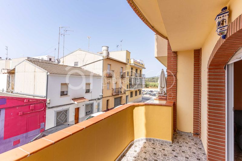 Foto 735cd9a0-de69-4cb4-83b8-cc9091dc66ba. Casa adosada descubre esta amplia y luminosa casa pareada distribuida en cuatro plantas, con un espectacular garaje de 76 m, tres dormitorios, en Cubelles