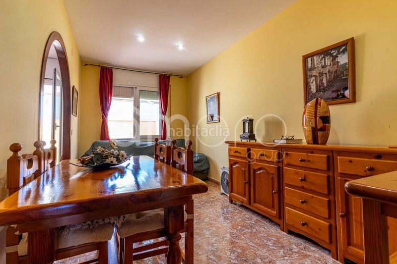 Foto a41299d1-1457-4f63-90fa-fc2d71ff6e19. Casa adosada descubre esta amplia y luminosa casa pareada distribuida en cuatro plantas, con un espectacular garaje de 76 m, tres dormitorios, en Cubelles