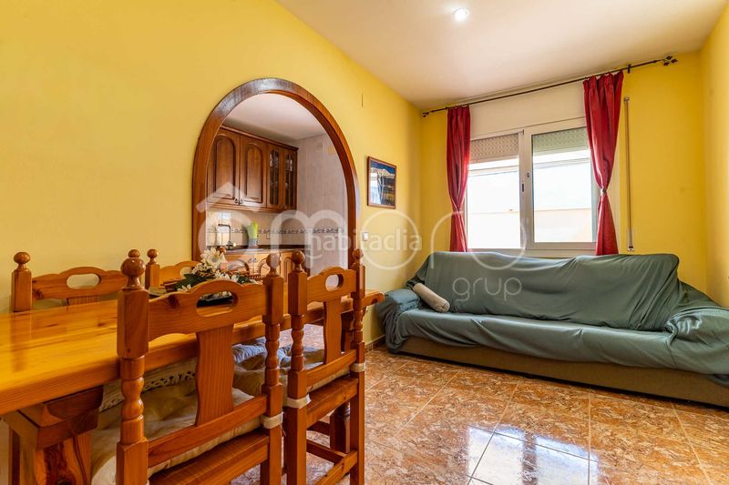 Foto abdbfd50-2d4b-484f-a7fd-a0825cb358c4. Casa adosada descubre esta amplia y luminosa casa pareada distribuida en cuatro plantas, con un espectacular garaje de 76 m, tres dormitorios, en Cubelles