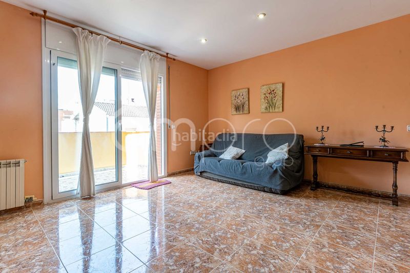 Foto acdf7831-51f6-45e6-8951-20b7ce4849a7. Casa adosada descubre esta amplia y luminosa casa pareada distribuida en cuatro plantas, con un espectacular garaje de 76 m, tres dormitorios, en Cubelles