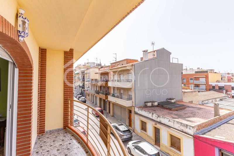 Foto b4cd119b-140f-42f1-adb1-792d64096cb9. Casa adosada descubre esta amplia y luminosa casa pareada distribuida en cuatro plantas, con un espectacular garaje de 76 m, tres dormitorios, en Cubelles