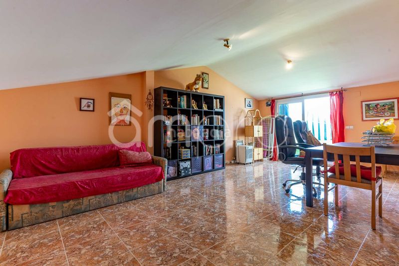 Foto bbfb722e-515e-43ba-a2b9-fb65f20995b2. Casa adosada descubre esta amplia y luminosa casa pareada distribuida en cuatro plantas, con un espectacular garaje de 76 m, tres dormitorios, en Cubelles