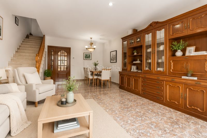 Foto c18e7162-1cf5-4dcb-baa5-ae8ca2ed8151. Casa adosada descubre esta amplia y luminosa casa pareada distribuida en cuatro plantas, con un espectacular garaje de 76 m, tres dormitorios, en Cubelles