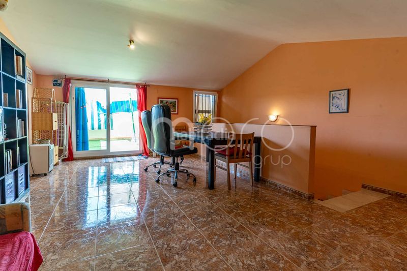 Foto c937a668-ec33-43b9-937a-486ff2f67884. Casa adosada descubre esta amplia y luminosa casa pareada distribuida en cuatro plantas, con un espectacular garaje de 76 m, tres dormitorios, en Cubelles