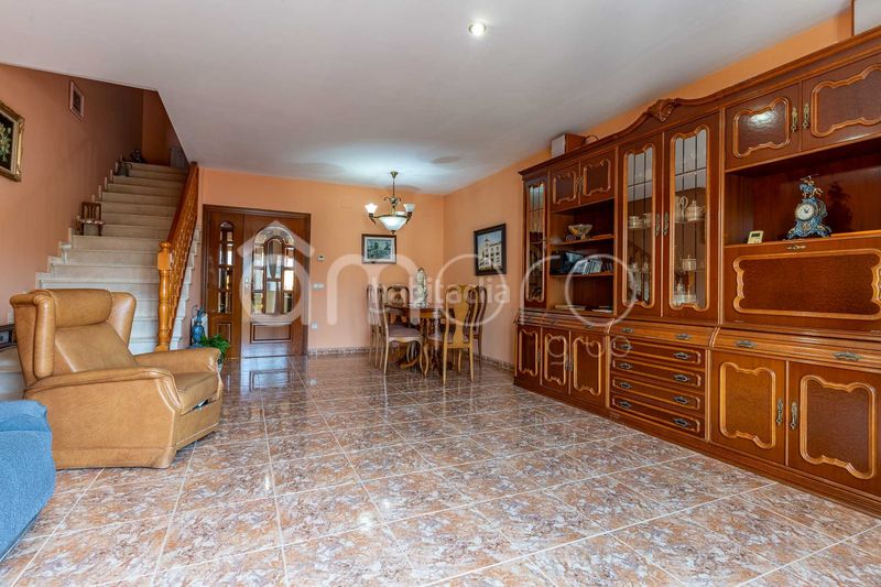 Foto d0714c8c-0aef-445e-83e4-6776cecd8309. Casa adosada descubre esta amplia y luminosa casa pareada distribuida en cuatro plantas, con un espectacular garaje de 76 m, tres dormitorios, en Cubelles