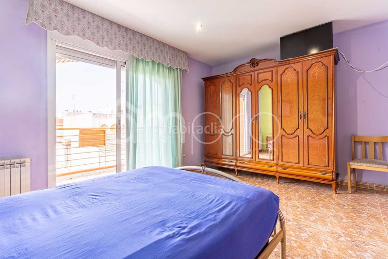 Foto d6eb52e8-7b40-413a-883d-7b4134c4ce02. Casa adosada descubre esta amplia y luminosa casa pareada distribuida en cuatro plantas, con un espectacular garaje de 76 m, tres dormitorios, en Cubelles
