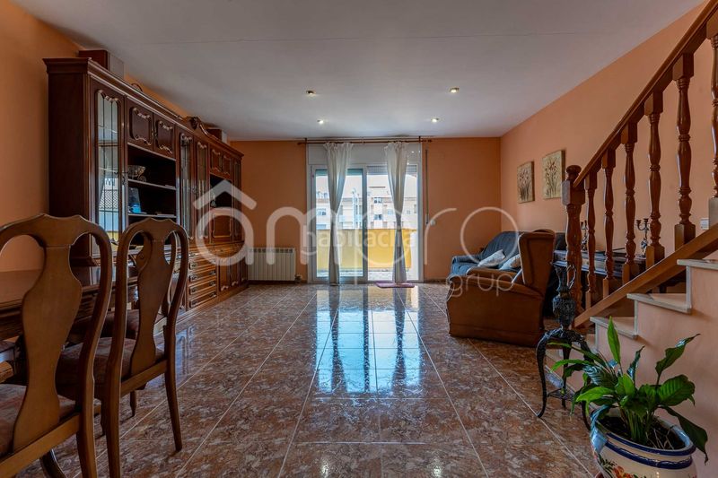 Foto eb005893-b4d0-45c8-8a49-1ebc8be0c3e1. Casa adosada descubre esta amplia y luminosa casa pareada distribuida en cuatro plantas, con un espectacular garaje de 76 m, tres dormitorios, en Cubelles