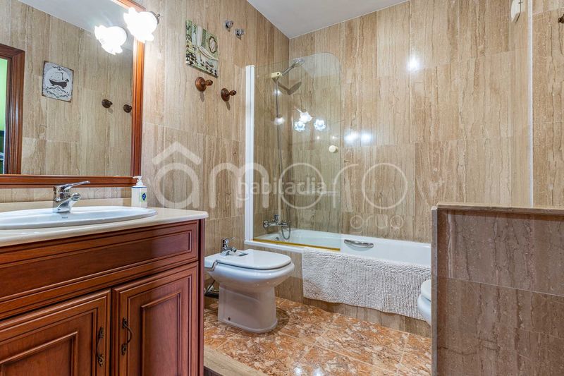 Foto ee4ad7d1-1f4a-4792-8a92-cdc24f91a544. Casa adosada descubre esta amplia y luminosa casa pareada distribuida en cuatro plantas, con un espectacular garaje de 76 m, tres dormitorios, en Cubelles