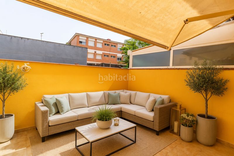 Foto eeccbefd-f5b0-4af4-b3d0-683fb187fb7c. Casa adosada descubre esta amplia y luminosa casa pareada distribuida en cuatro plantas, con un espectacular garaje de 76 m, tres dormitorios, en Cubelles