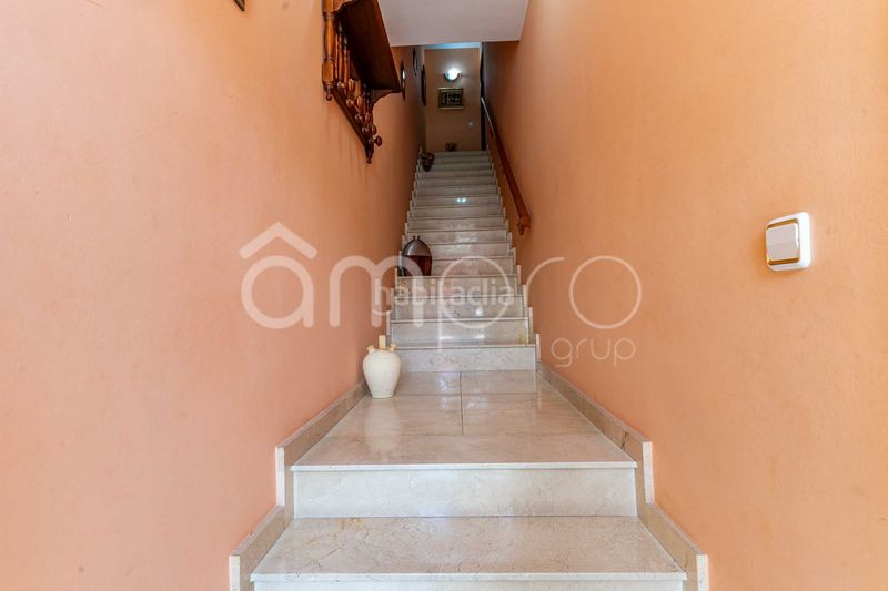 Foto f0235f8b-bef9-4873-a28e-ebb5f878bed0. Casa adosada descubre esta amplia y luminosa casa pareada distribuida en cuatro plantas, con un espectacular garaje de 76 m, tres dormitorios, en Cubelles