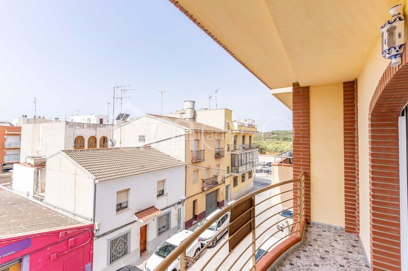 Foto f7bb230b-1983-48f3-bd47-f205620e6e96. Casa adosada descubre esta amplia y luminosa casa pareada distribuida en cuatro plantas, con un espectacular garaje de 76 m, tres dormitorios, en Cubelles