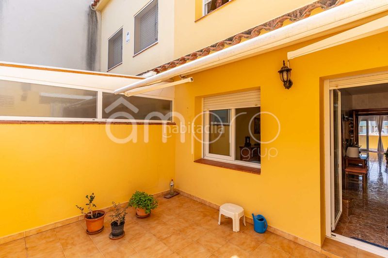 Foto fa64f585-5554-45e1-86cb-086ba1710d8e. Casa adosada descubre esta amplia y luminosa casa pareada distribuida en cuatro plantas, con un espectacular garaje de 76 m, tres dormitorios, en Cubelles