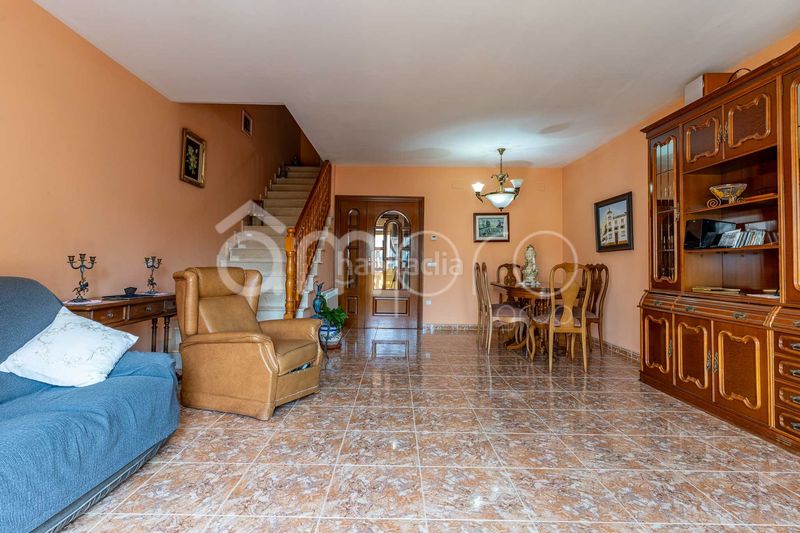 Foto fcbdb661-5b27-45ef-8eec-36017e4a0bfa. Casa adosada descubre esta amplia y luminosa casa pareada distribuida en cuatro plantas, con un espectacular garaje de 76 m, tres dormitorios, en Cubelles