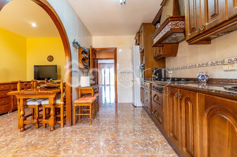 Foto ff860447-d43e-4d8c-ae26-3ea013f75355. Casa adosada descubre esta amplia y luminosa casa pareada distribuida en cuatro plantas, con un espectacular garaje de 76 m, tres dormitorios, en Cubelles