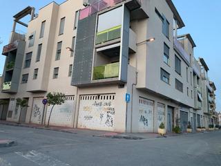 Local Comercial en Calle escuelas 14. Local en obras con enganche de luz