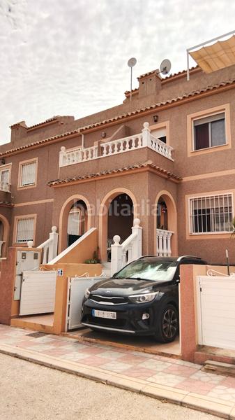 Foto b94dee4a-b419-4a59-bd9a-98bbf7c40c59. Casa adosada en carrer de creta 46 en Monte y Mar Santa Pola