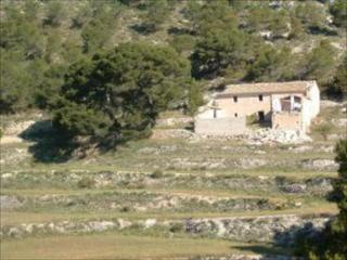 Finca rústica a Castalla. Presentamos una impresionante finca rústica en venta que abarca