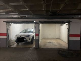 Car parking in Calle italia 37. Plaza de garaje con puerta individual en pleno centro.