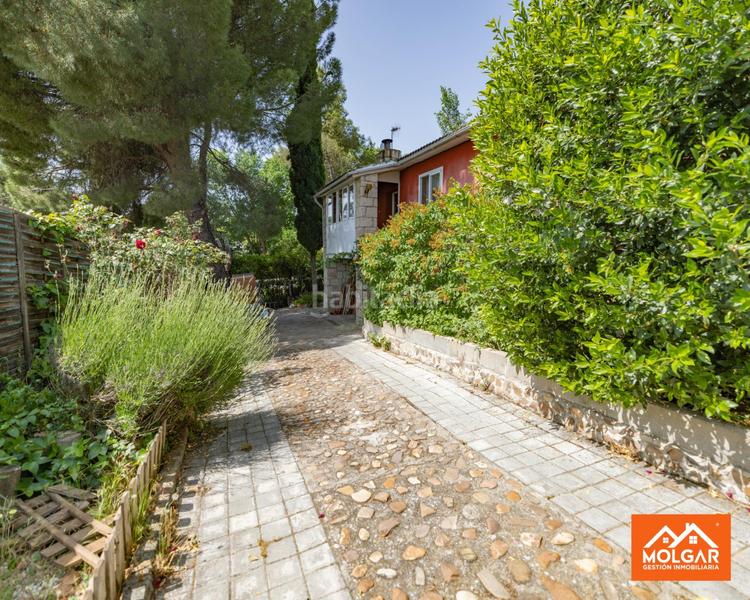 Foto 065565dc-d0da-439e-bfc9-0e6c918fdde4. Chalet  independiente en urbanización parque de las castillas en Torrejón del Rey