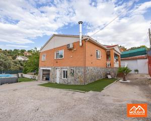 Casa  Avenida guadalajara. Chalet independiente con piscina en el casar