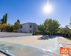 Chalet à Torrejón del Rey. Chalet con piscina y gran parcela en parque de las castillas  to