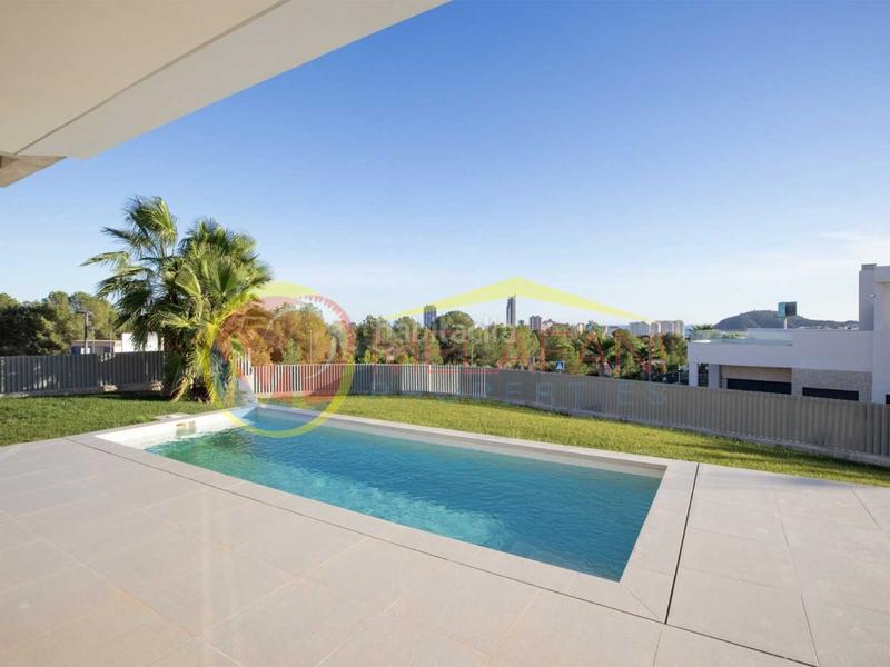 Foto e53dc4df-58d0-4611-93e2-d5389aabd1c4. Chalet con parcheggio piscina in Golf Bahía Finestrat