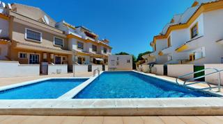 Casa adosada en Calle molino de hortichuela (mo 1. Amplia vivienda de 3 dormitorios con solarium y piscina comunita