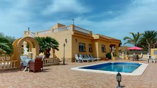 Chalet  Calle tres molinos. Villa con piscina y amplia parcela en valle del sol  murcia