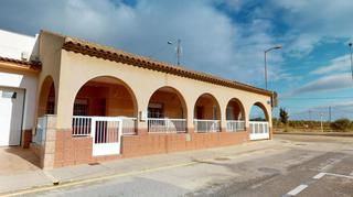 Maison  Calle malaga. Vivienda de planta baja de 3 dormitorios, con patio y garaje en
