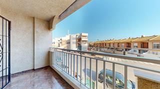 Casa adossada  Calle archena. Vivienda sobre pilares con jardín y garaje  con una excelente ub