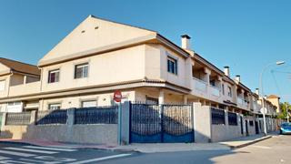 Casa adossada  Calle archena. Vivienda sobre pilares con jardín y garaje  con una excelente ub