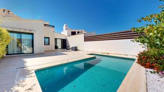 Casa adossada  Calle de la peña. Se vende villa con jardín y piscina privada en corvera country c