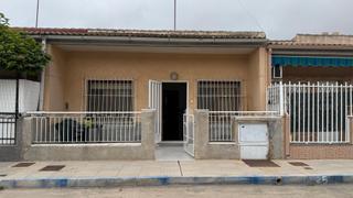 Reihenhaus  Calle de cáceres. Vivienda en planta baja  con dos dormitorios y patio,  muy cerca