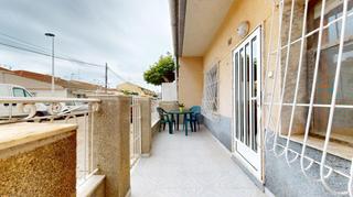 Casa adossada  Calle de cáceres. Vivienda en planta baja  con dos dormitorios y patio,  muy cerca