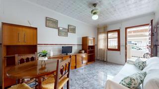 Casa adosada  Calle de cáceres. Vivienda en planta baja  con dos dormitorios y patio,  muy cerca