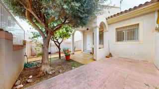 Semi detached house  Calle de la victoria. Magnífica vivienda adosada en dos plantas en los alcázares  zona
