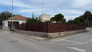 Maison  Calle de oslo. Planta baja en parcela de 400 m2, 3 dormitorios, gran terraza y