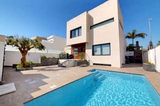 Chalet  Pegaso. Villa de lujo en pilar de la horadada con piscina privada, solár