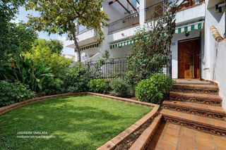 Casa adosada  Calle de dunas. Dúplex con 3 dormitorios, jardín y piscina en torre de la horada