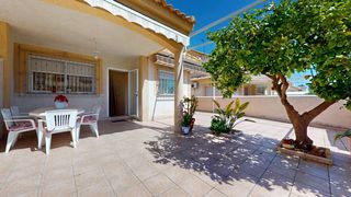 Casa adossada  Calle mar arabico. Vivienda en esquina con 4 dormitorios, terraza y gran parcela en