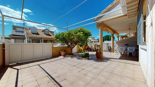 Casa adosada  Calle mar arabico. Vivienda en esquina con 4 dormitorios, terraza y gran parcela en