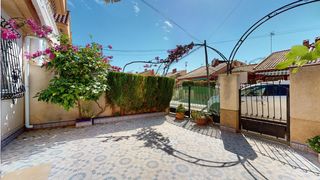 Casa adosada  Calle calle río danubio. Vivienda completa con solárium, parking y patio trasero en  san