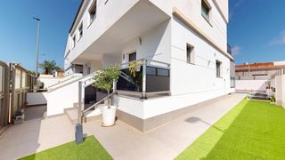 House  Fco javier garcia mtnez. Moderna vivienda con piscina privada y amplio sótano en senda de