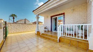Casa  Avenida cartagena. Vivienda en planta baja con amplia terraza, patio y parking prop